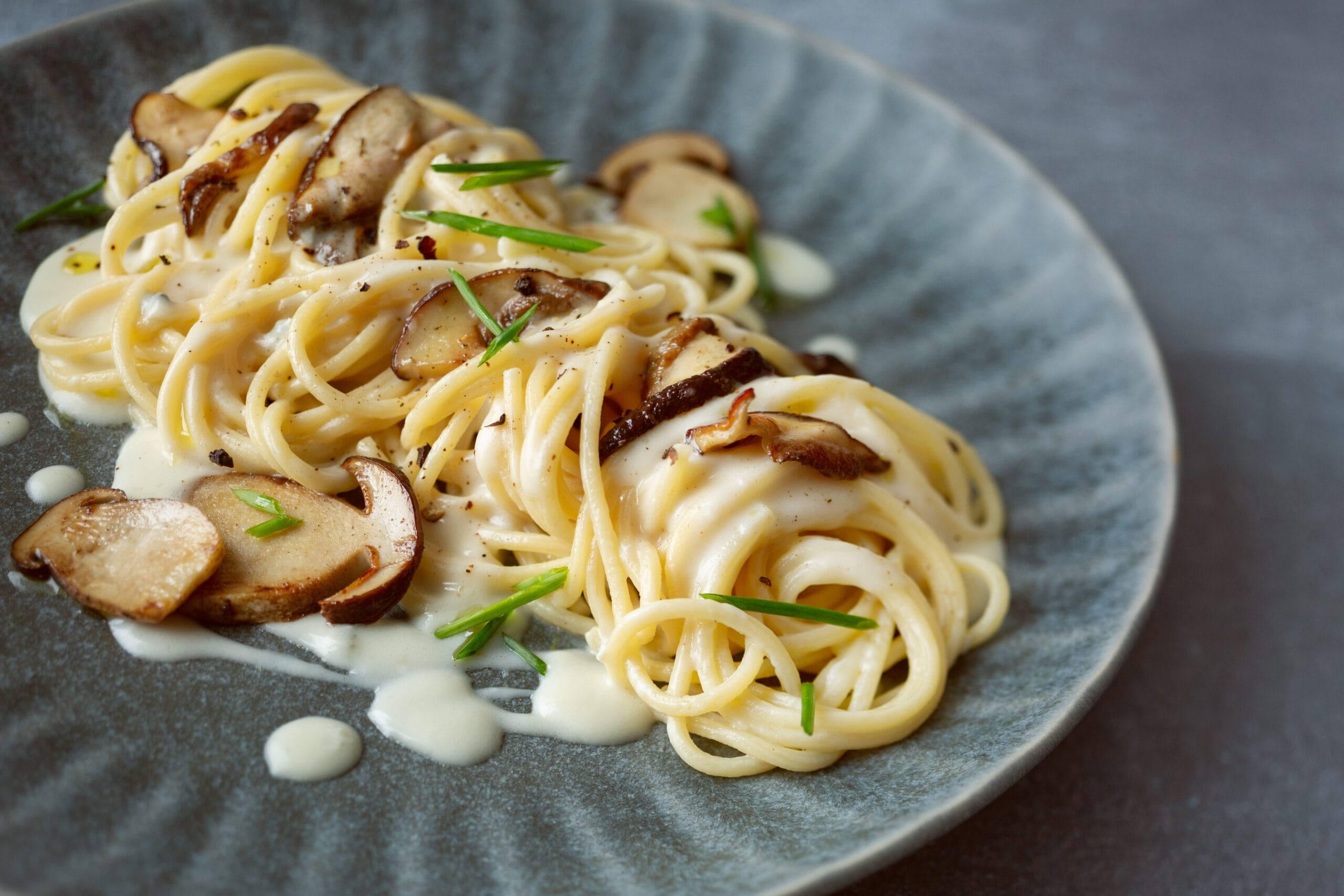 _ 昨日帰り道にペコリーノ・ロマーノ買ってきたった。 売り切れてることも多いんだけど昨日はありましたよ。 成城石井さん、ありがとう。ペコリ久しぶりにカルボナーラ作ろう。 あ、昼だからヒルボナーラね。 スパゲティ100gを茹でてる間にすること。分量は