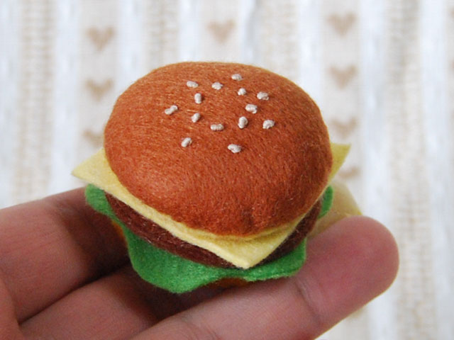 初心者向けのフェルト工作：ステップバイステップな作り方3選 フェルトハンバーガー お好き