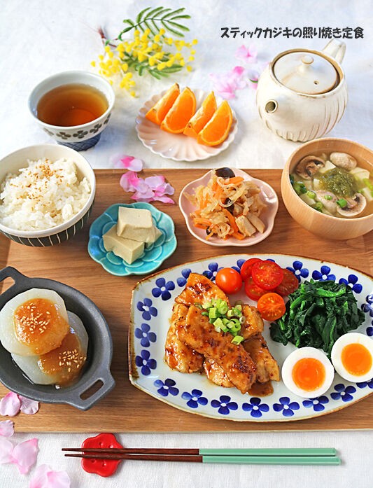 晩ごはんの献立 ＊ぶりの照り焼き ＊ほうれん草とゆで卵のゴママヨ和え ＊牛すじ煮込み ＊納豆 ＊ハマチのあら汁 だいすきな牛すじ煮込み🩷牛すじ煮込むのに時間はかかるけど 主人も好きだし食べたくなって よく作っちゃう☺️ ほうれん草とゆで卵とマヨネーズのセットだ