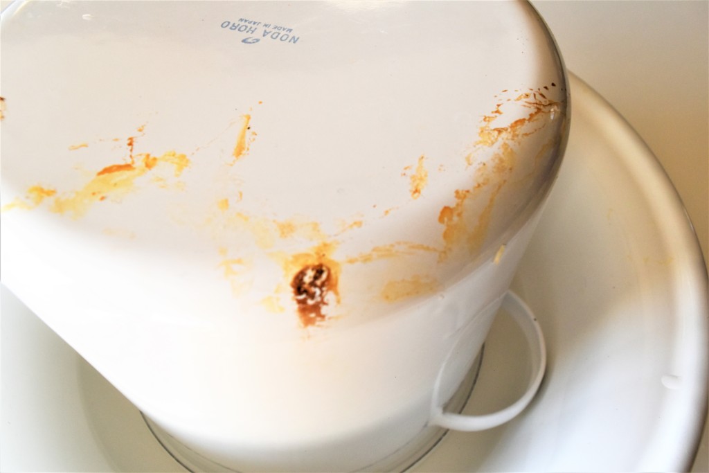 材質別 鍋の焦げを落とす方法6選！ひどい焦げ付きをお酢や重曹で簡単お手入れ - macaroni