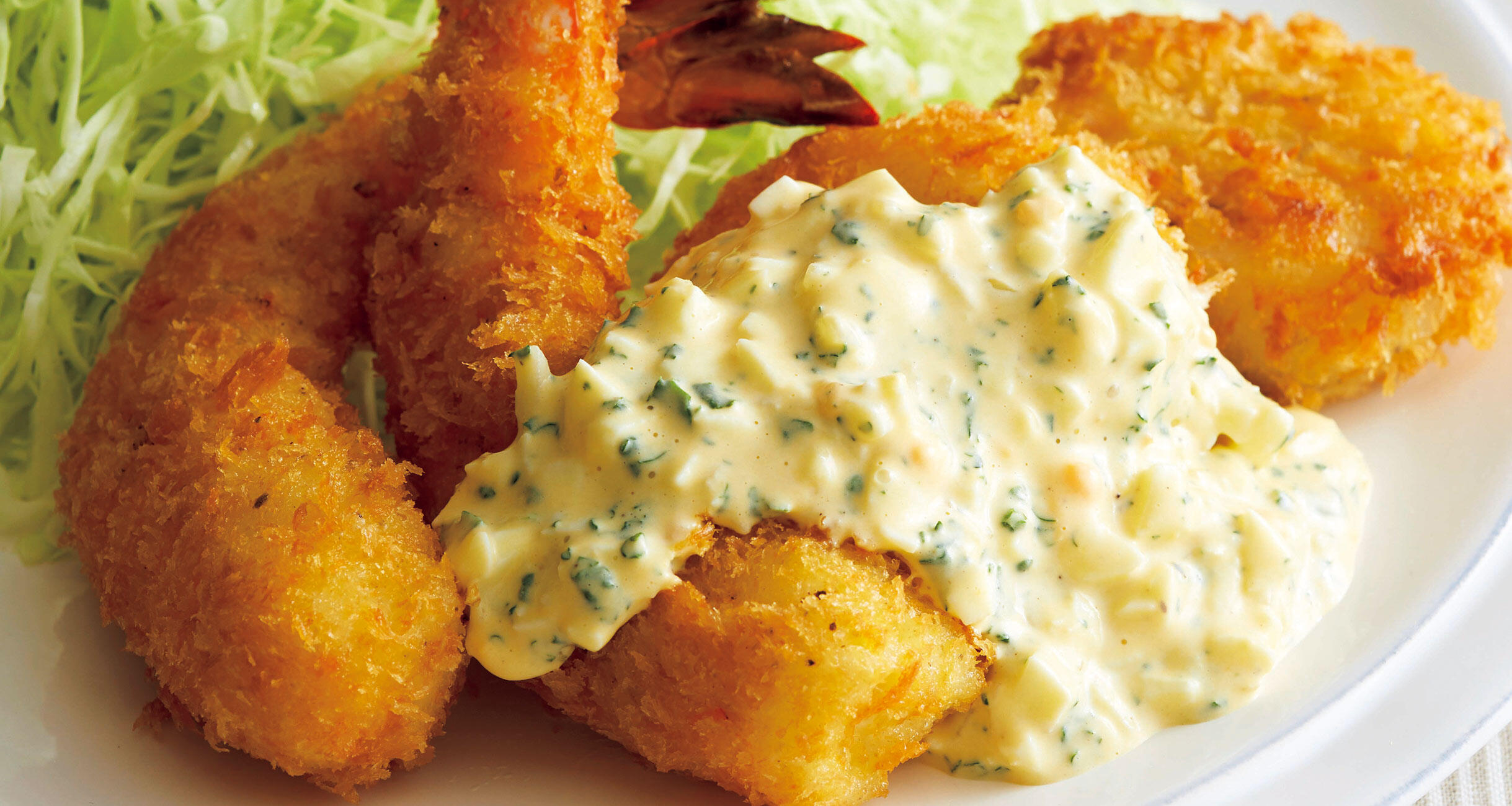 松永 藤吾自分でタルタルソースをつくりました。外食ではいつもタルタルソースが足りなく感じるので。エビフライとカキフライにたっぷりかけて、大満足の一皿です。自家製タルタルソースレシピ材料： • マヨネーズ 300g • ゆで卵 6個 • ピクルス 180g • 玉ねぎ