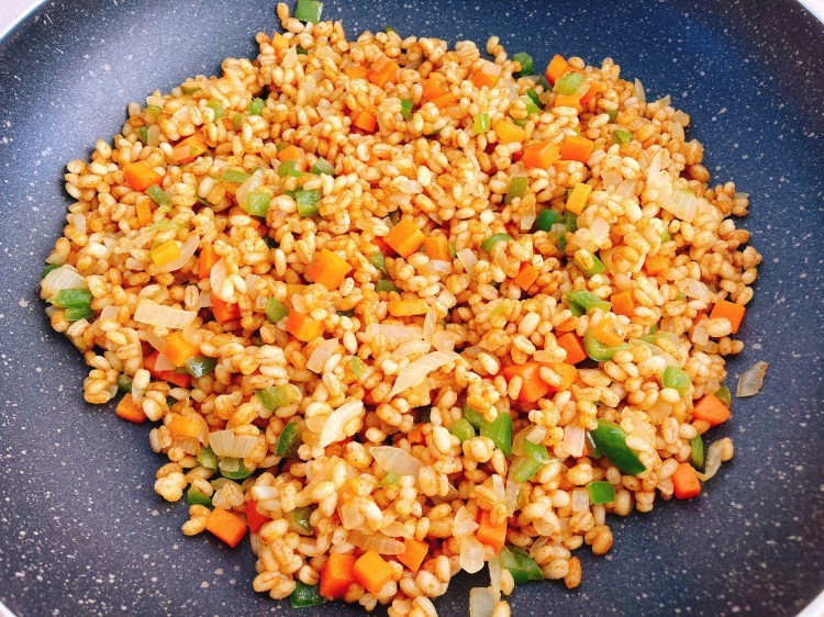 スパイスの辛味が食欲をそそる！もち麦カレーピラフの作り方 : Tempota Cuisine