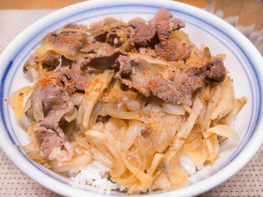 レシピ画像付 ごぼうのふんわり生姜焼き こんにちは🙋🏻 ごぼうを美味しく食べられる！ごぼうを使って薄切り肉のふんわり生姜焼きを作りました！ごぼうとは 牛肉を合わせると美味しいと思っていますが、豚肉でもおいしいんですよね。 すりおろした生姜を合わせたらさらに