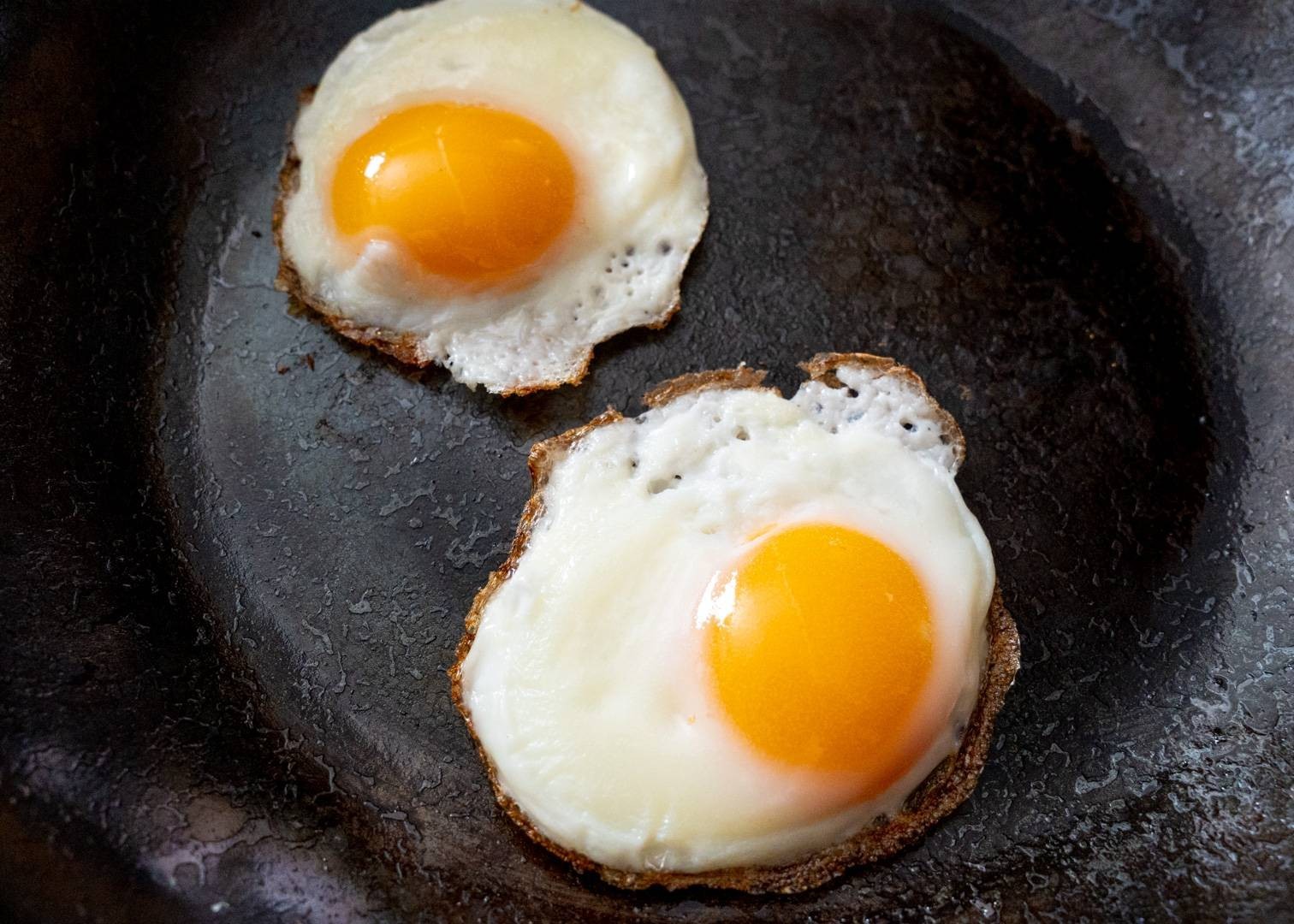 お弁当や子どもの食事に！1個の卵で2個の目玉焼きを作る裏技