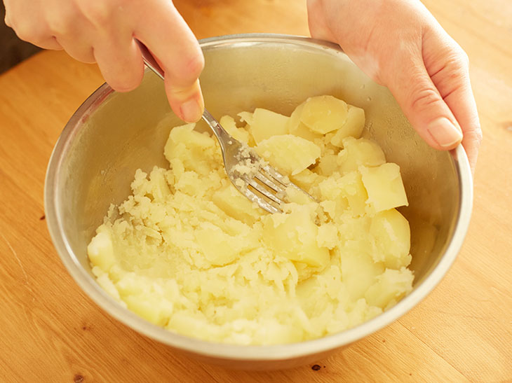 じゃがいもの茹で方と茹で時間ほくほくに仕上げる＆煮崩れさせないコツも - くふう トクバイニュース