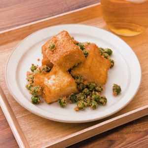 おしゃれなおつまみ♪『グリーンピースとポーチドエッグのタルティーヌ』のレシピ