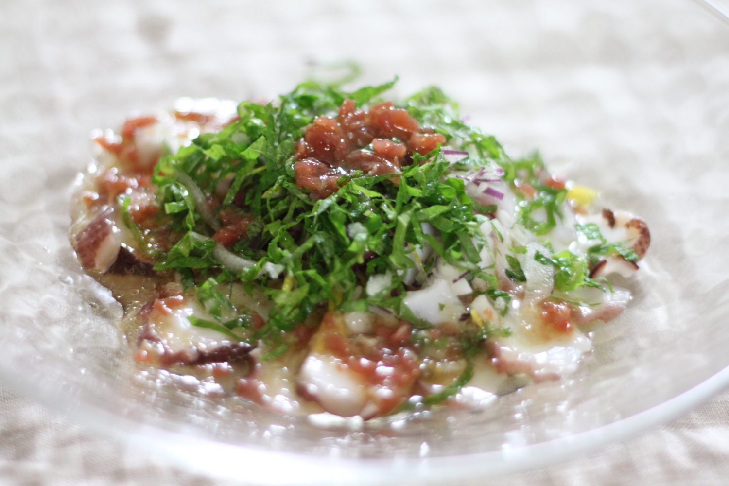 切って混ぜるだけ！超かんたんたこチーズ大葉🐙材料・たこ 太い足1本くらい使った ・大葉 10枚 ・さけるチーズ 1袋 ⚫︎オリーブオイル大さじ1 ⚫︎にんにくチューブ お好み ⚫︎塩 小さじ1 2 ⚫︎コショウ お好み ⚫︎レモン汁 小さじ1作り方食材を食べ