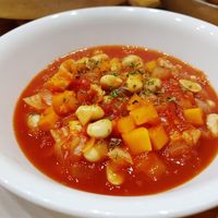 トマト缶なし、レンジで簡単。 野菜食べたい時に嬉しいミネストローネ。ケチャップ×コンソメ醤油のうま味で鍋で丁寧に煮て作るような味作れます玉葱1 4個、人参1 4本、じゃが芋1個に水大1かけ5分チン。水350ml、ケチャップ小4、コンソメ・醤油各小1、ベーコン1枚混ぜ5分