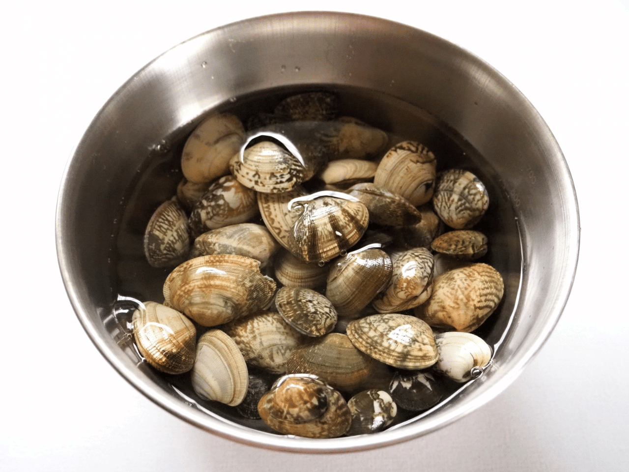 決定版 塩水、お湯どっちがいい？しじみの砂抜き方法を徹底解説！うまみアップの裏技も！季節の食材のHOW TOアマノフーズ公式ブランドサイト