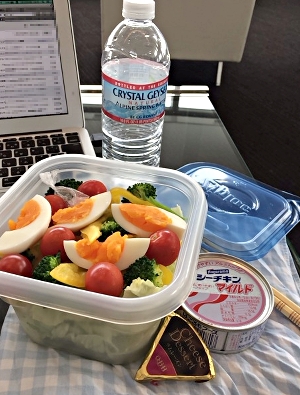 公式レシピ包丁いらず!食べる直前にレンチンするだけ! 野菜たっぷり!ちゃんぽん風弁当✨ ——————————— 火を使わず水を入れて温めるだけ！らくらくジップロック®でアツアツ弁当をご紹介します！ 今日は旭化成ホームプロダクツさんの公式レシピ！ ジップロック