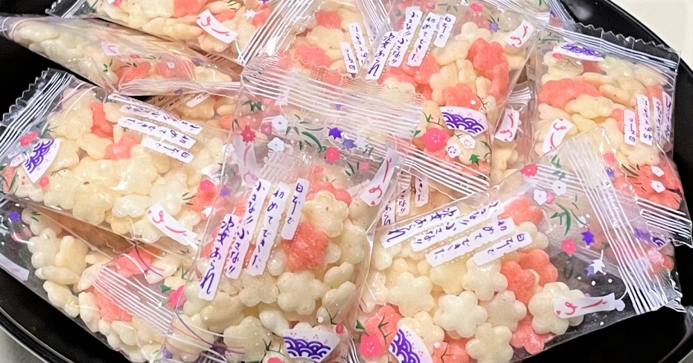 Amazon.co.jp: ミニ梅紅白あられあられ・紅白あられ・梅・お花見・ピクニック・宴会・行楽: 食品・飲料・お酒