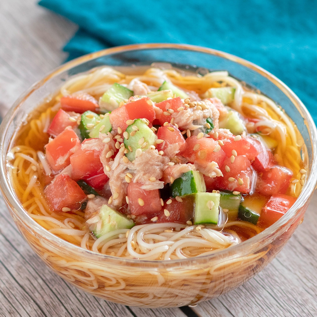 旬のトマトを本当に一番おいしく食べられる最高な素麺の食べ方 『まるごとトマトの和えそうめん』 微塵切りにしたトマト 一個 160g にヤマキ割烹白だし大1半、オリーブオイル大1半、おろしにんにく半片、黒胡椒を混ぜ茹でて氷水で冷やして良く水気を絞った素麺100gを混ぜ