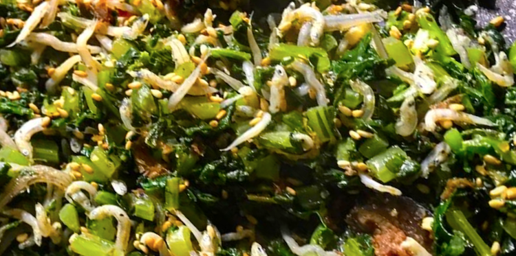 おはようドグ～！ 今日は大根葉のふりかけレシピを☆ 大根の葉っぱの硬い部分を取り除いたら、刻んでごま油 で炒めて、塩胡椒、醤油を回しいれる。いりごまをさらに煎って、香りが出たら大根葉に混ぜてごはんにのせ山田スイッチ