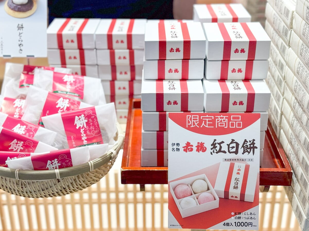 あの「赤福」に新しいお餅が誕生。 なつかしさと新しさをひとつの折箱に詰めた「白餅黒餅」日本全国お取り寄せ手帖