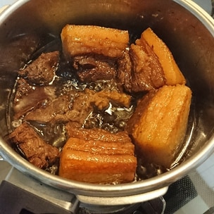 ほったらかしで完成！本格チャーシュー✨塊肉をじっくり煮込んで作るチャーシューも、クックフォーミーならほったらかしておくだけで完成！豚の塊肉だって、柔らかく味がしっかりしみ込んだ本格的な チャーシュー が作れますよ✨ 液晶画面の「レシピ」の「メイン