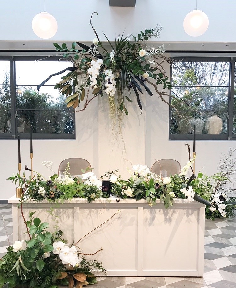 結婚式 ウェディング 高砂 各卓テーブル 装花 花びら 花瓶 披露宴の装花コーディネート事情 オフィシャル・ブライズがお悩み解決！
