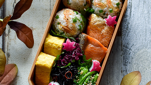 寒い冬の弁当作りは大変だ！ 前の晩に作り置きのおかずを作って 朝は豚汁とおにぎりを足して 詰めるだけのお弁当にした♡ なんと15分で完成した🥰🍱でも作り置きで力尽きてしまい お風呂も入らず眠ってしまった🛁 しかも洗濯機も回し損ねた。笑 無理するとこうなるのだ