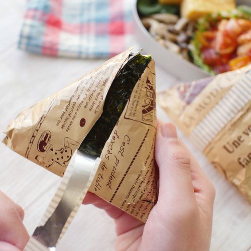 100均のプリントアルミホイルの活用法８選！驚きのキャンプ活用法も調理器具・食器BE-PAL キャンプ、アウトドア、自然派生活の情報源ビーパル