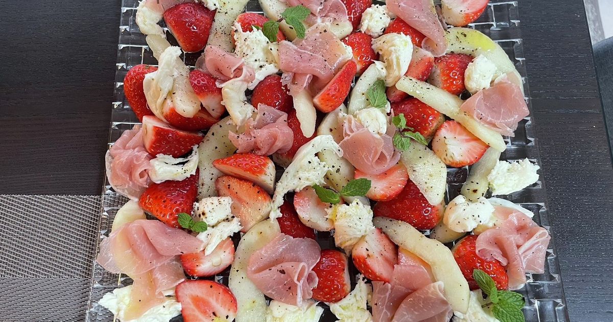 長女が苺のカプレーゼを作ってくれました✨ 苺でカプレーゼ⁉️ 知らなかった❗️ 生ハムとしょっぱさと苺の甘さとチーズのまろやかさがマッチして、とても美味しいかった！と申しておりました！作り方 苺と生ハムとモッツァレラチーズをお好みでカット。 お皿に盛り付け