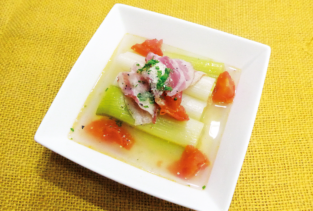 絶品ご飯のお供！白ネギの作り方,材料 , 白ネギ 2〜3本, 濃口醤油 50cc, 酒 50cc, 砂糖 大さじ5, 煎り胡麻 適量, 鰹節ひとつかみ 適当に潰すしておく ,作り方 , ①白ネギを全て1㍉幅で長めの笹切りにする。,②フライパンに油を馴染ませ弱火で温めたら、①を入れ混ぜながら炒める。,③白ネギがしんなりして、少しとろっとした状態になったら、濃口醤油・酒・砂糖を加える,