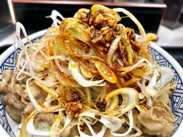 吉野家 ねぎラー油月見牛とじ丼食レポブログ たべたおし