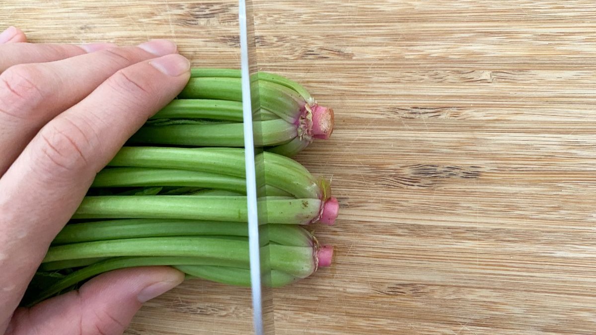 今さら聞けない。ほうれん草をより美味しく食べられる切り方と炒め方4yuuu