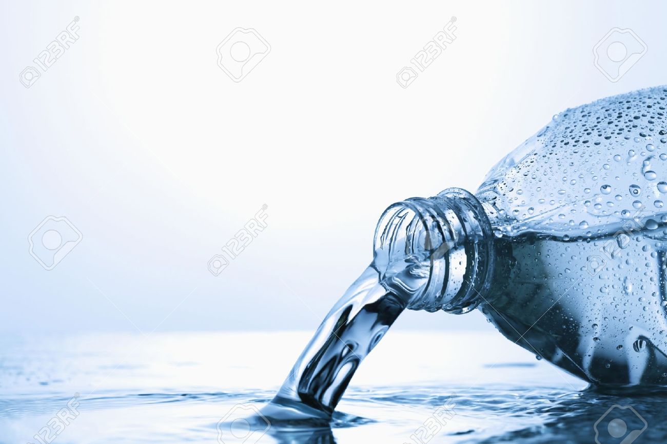 床に置かれた水のペットボトルの無料の写真素材 - ID.24831フリー素材 ぱくたそ