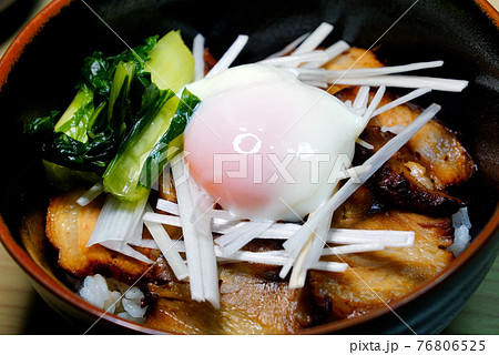 炙りチャーシュー丼 小各らーめんに使用しているレア焼豚と鶏チャーシューを贅沢にトッピングし、特製ダレをかけ炙った大人気の逸品。オープン記念として、今ならなんと税込100円です！！👏 メインのらーめんにも負けない人気上位の炙りチャーシュー丼😋✨ ぜひこの