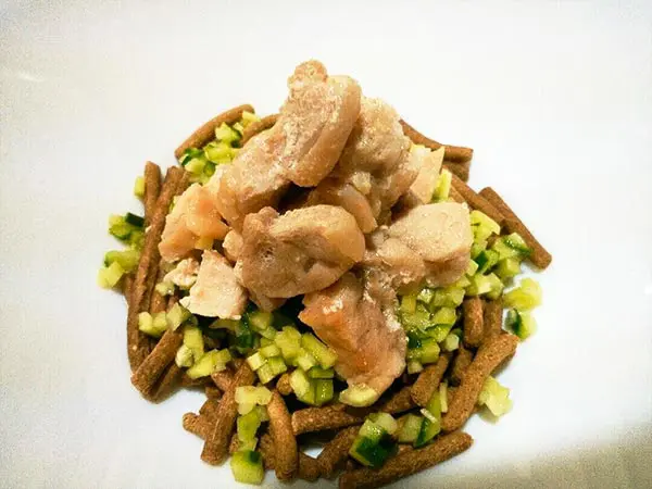 獣医師執筆 猫は鶏肉を食べても大丈夫！栄養成分や与える際の注意点を解説ペトコト PETOKOTO