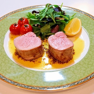 肉屋が教える 和牛ヒレステーキを焼くだけの動画 @yasus_kitchen_official ヒレ 肉は牛肉の中でももっとも柔らかく高価で質の高い部位です。今回はお店で余ったヒレ肉を使って最高に美味しいステーキを焼きました！ソースも絶品なのでぜひ作ってみて下さい