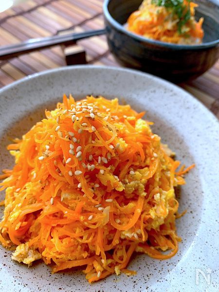 🌻 ひまわり荘 夕食 🌻 豚の生姜焼き、マカロニサラダ、ほうれん草の卵和え、卵スープ、柿 : 今日の献立