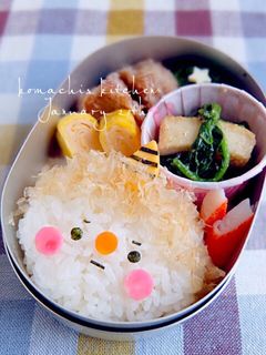 幼稚園お弁当記録𓎩𓌈 今日は鬼ぎり弁当です𐩢𐩺ˊ˗ もうすぐ節分なので 簡単に三角おにぎりで鬼さんを作ったら 「おにいやだーーーー」 🙄ぇ割と可愛く出来たと思ったのにな、、 お気に召さなかったようです😂 作り方は簡単なので 鬼が大丈夫そうなら 作ってみてください