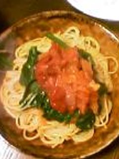 豚バラ肉とほうれん草のトマトソース パスタ☆hirochinのおうちレストラン☆