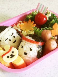幼稚園お弁当記録𓎩𓌈 今日は鬼ぎり弁当です𐩢𐩺ˊ˗ もうすぐ節分なので 簡単に三角おにぎりで鬼さんを作ったら 「おにいやだーーーー」 🙄ぇ割と可愛く出来たと思ったのにな、、 お気に召さなかったようです😂 作り方は簡単なので 鬼が大丈夫そうなら 作ってみてください