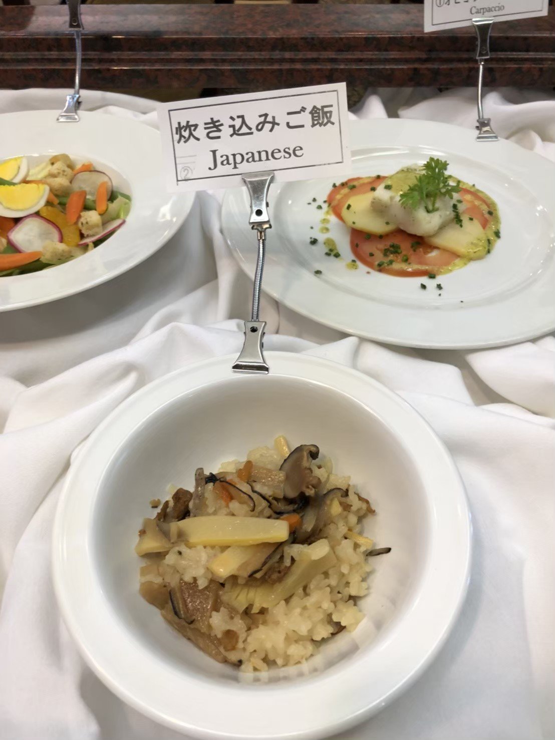 魚に餌をあげられ、子供は楽しんでいた。魚に囲まれた船の中で食事をすることができます。 - Photo de Japanese RestaurantKaido, Sakaiminato - Tripadvisor