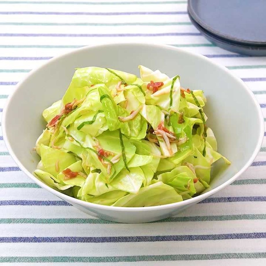 橋本 彩料理家いつもの材料で華やぐ♩キャベツとしらすのオムレツピザ オムレツピザとかいってただの オープンオムレツなのですが😂ピザみたいに耳を残して具を乗せると色がキレイ✨ シンプルながらおいしいひと品です。 しらすの塩気を引き立てる キャベツ