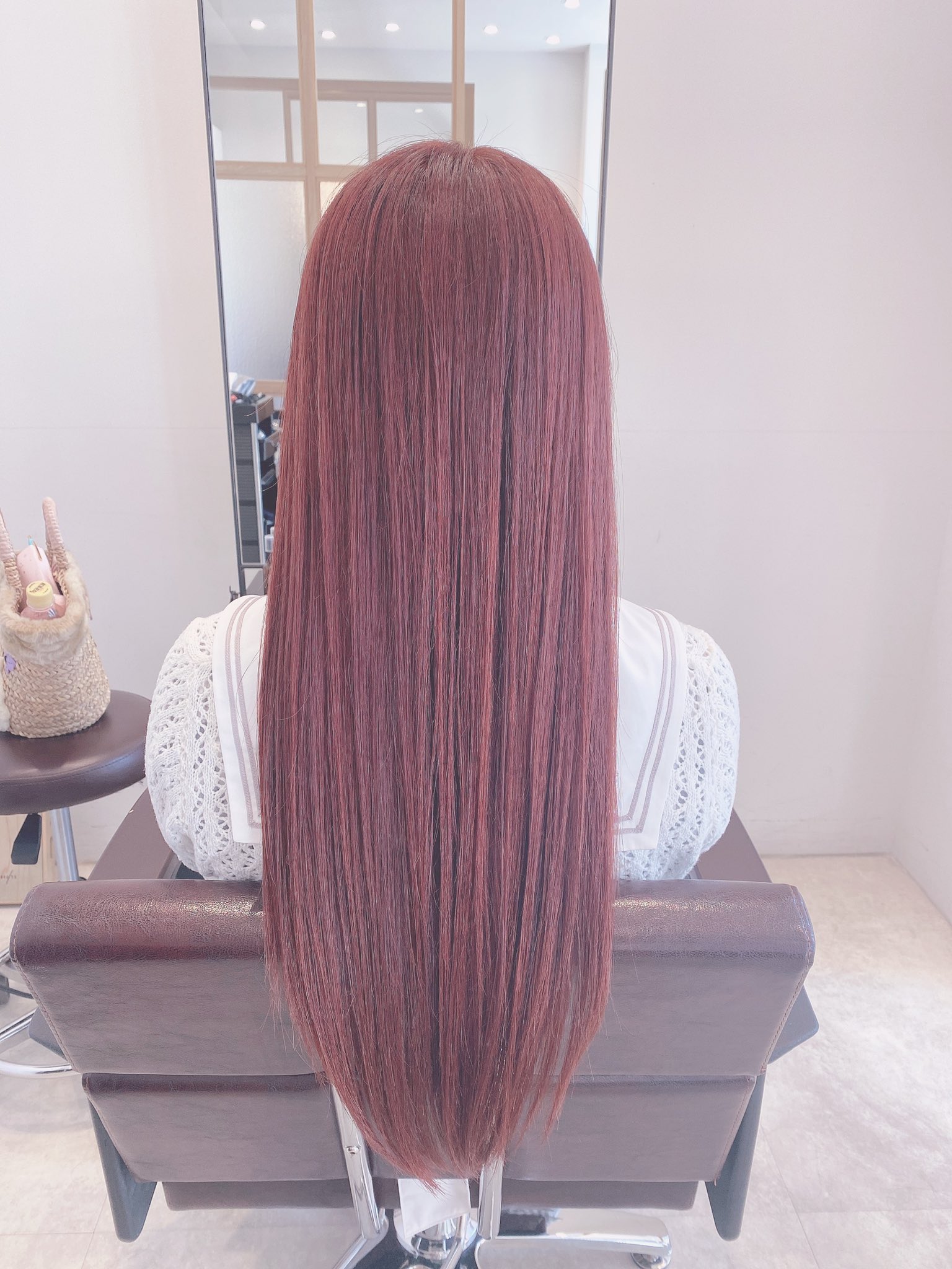 ブリーチなし で作るうっとりするような雰囲気の ストロベリーショコラ ・ ・ほんのりピンクの入ったショコラブラウンカラーで 甘くて可愛い 艶髪ヘアにしよう！ ・ 可愛らしいブラウン、ベージュカラーで 愛されカラー になりましょう！ ・ ・ ・ ・ ・ ・ ・ 🧡色抜け