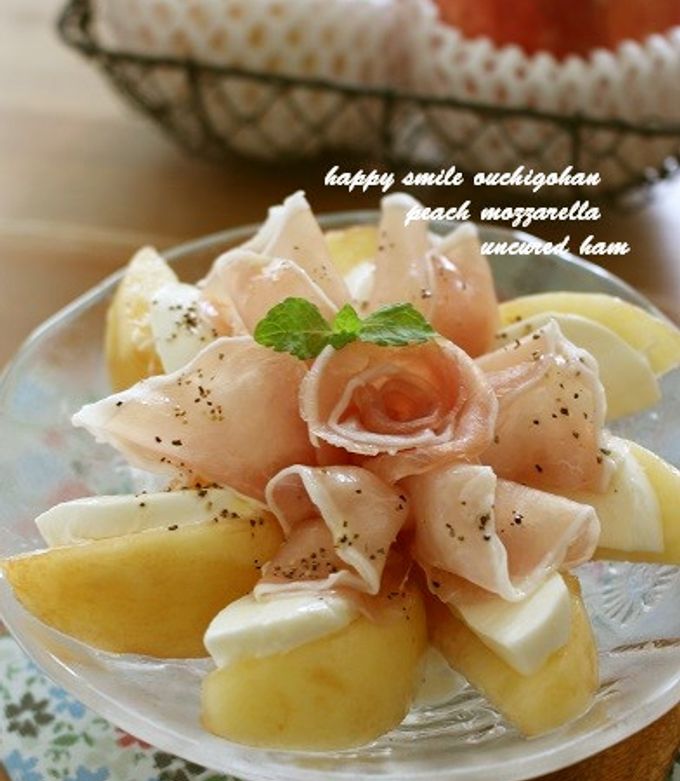 切り方で変わる桃とモッツァレラと生ハムの前菜