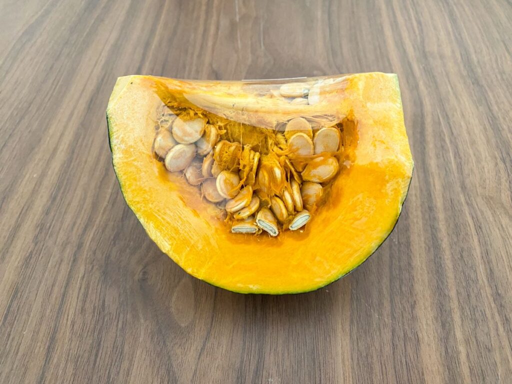 野菜の保存クイズ スーパーの「半分にカットしたかぼちゃ」はさらに“細かく切って保存” ○か×か？2022年10月2日- エキサイトニュース