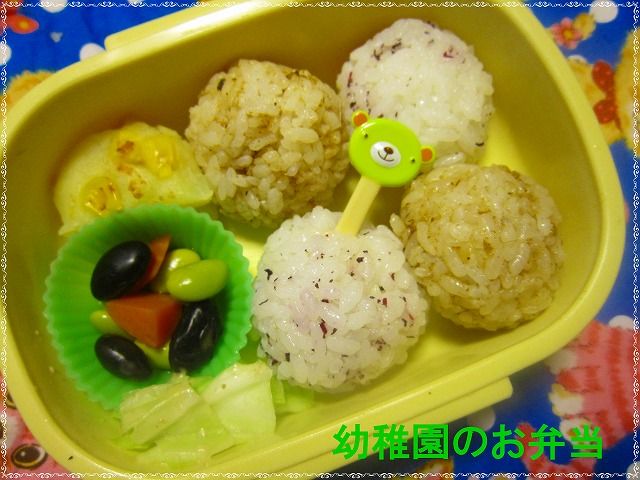 GW明け。久しぶりのお弁当でうっかりしてて、白ごはんを炊き忘れたので、息子の大好きな冷食の焼きおにぎりで 😂 久しぶりの幼稚園で心配してたけど、意外とご機嫌で登園していって一安心😌さて、久しぶりの仕事がんばろー幼稚園弁当幼児弁当お弁当普通のお弁当