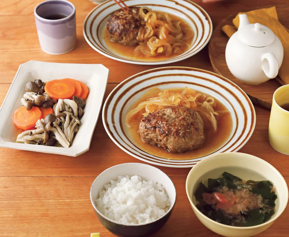 和風煮込みハンバーグ献立です！ 茸の旨味をプラスした煮込みハンバーグに仕上げました♪ 副菜は青菜とツナの中華和えで、青菜の食感を活かしつつ、ツナでエネルギーアップしています ^^札幌ふしこ内科 透析クリニック 腎臓内科 夜間透析 長時間透析EAT治療 チクチク
