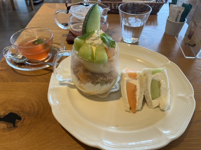 大阪の真っ白なお洒落パフェ - Cafe Fouetで味わう贅沢なスイーツ🍇