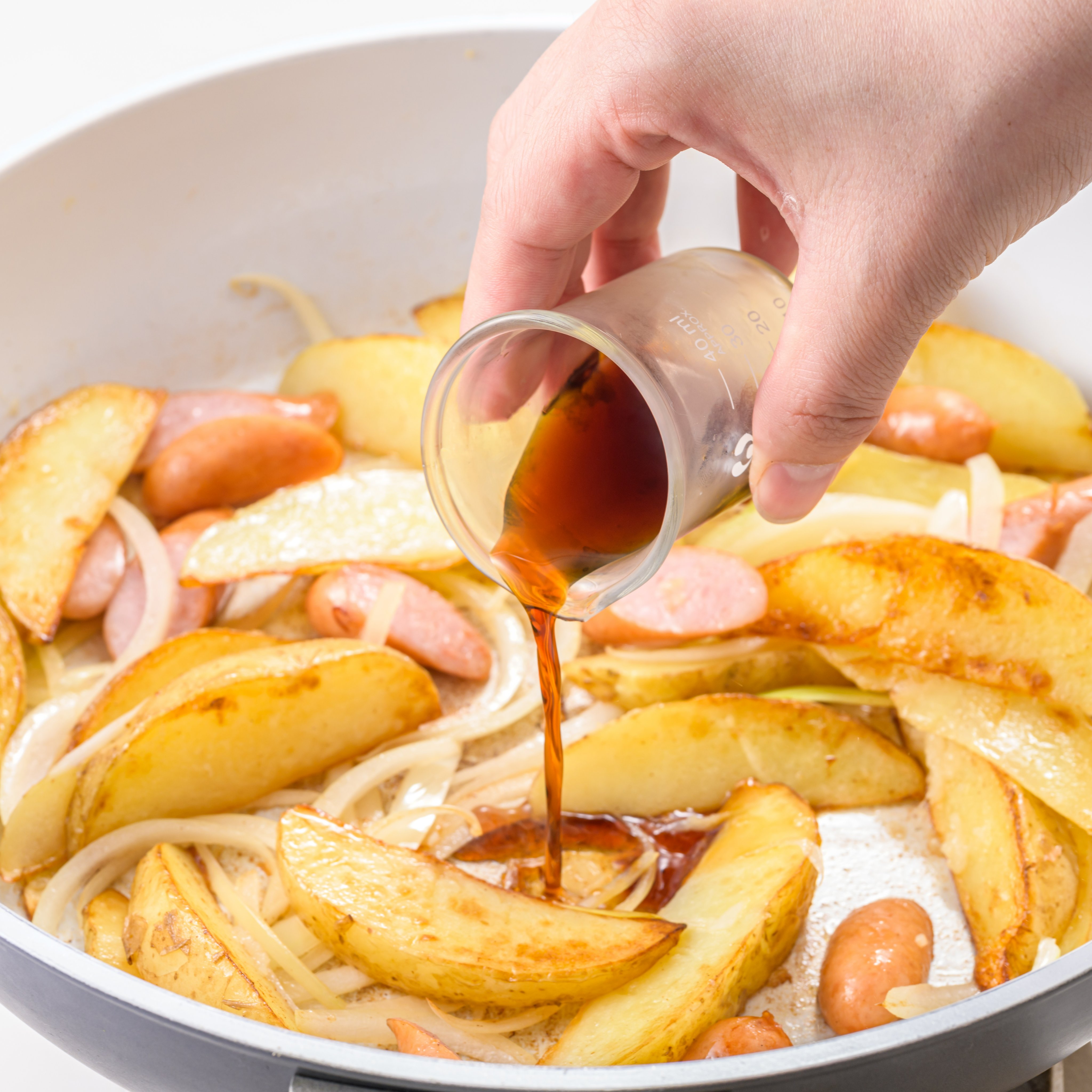 じゃがいもレシピ フライドポテトに、チリソースやパクチー、サワークリームをトッピングしてタイ風テイストに！一度食べれば病みつきになる、アレンジレシピをスワイプしてチェック🥔・ つくったら「 エルグルメレシピ」をつけて投稿して🍟 ・ photo : Shintaro Oki