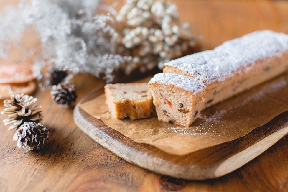 食べた〜い🎄.ᐟ.ᐟと思ったらコメントに「❤️」を頂けると嬉しいです🥰 甘酒を使ったシュトーレン風の米粉パウンドケーキ。しっとりふんわり、お砂糖控えめですがナッツとドライフルーツをたっぷりで物足りなさがなく味はバッチリ🙌🏻 難しい工程もなく混ぜるだけで