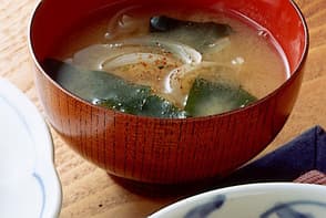 玉ねぎとわかめのみそ汁
