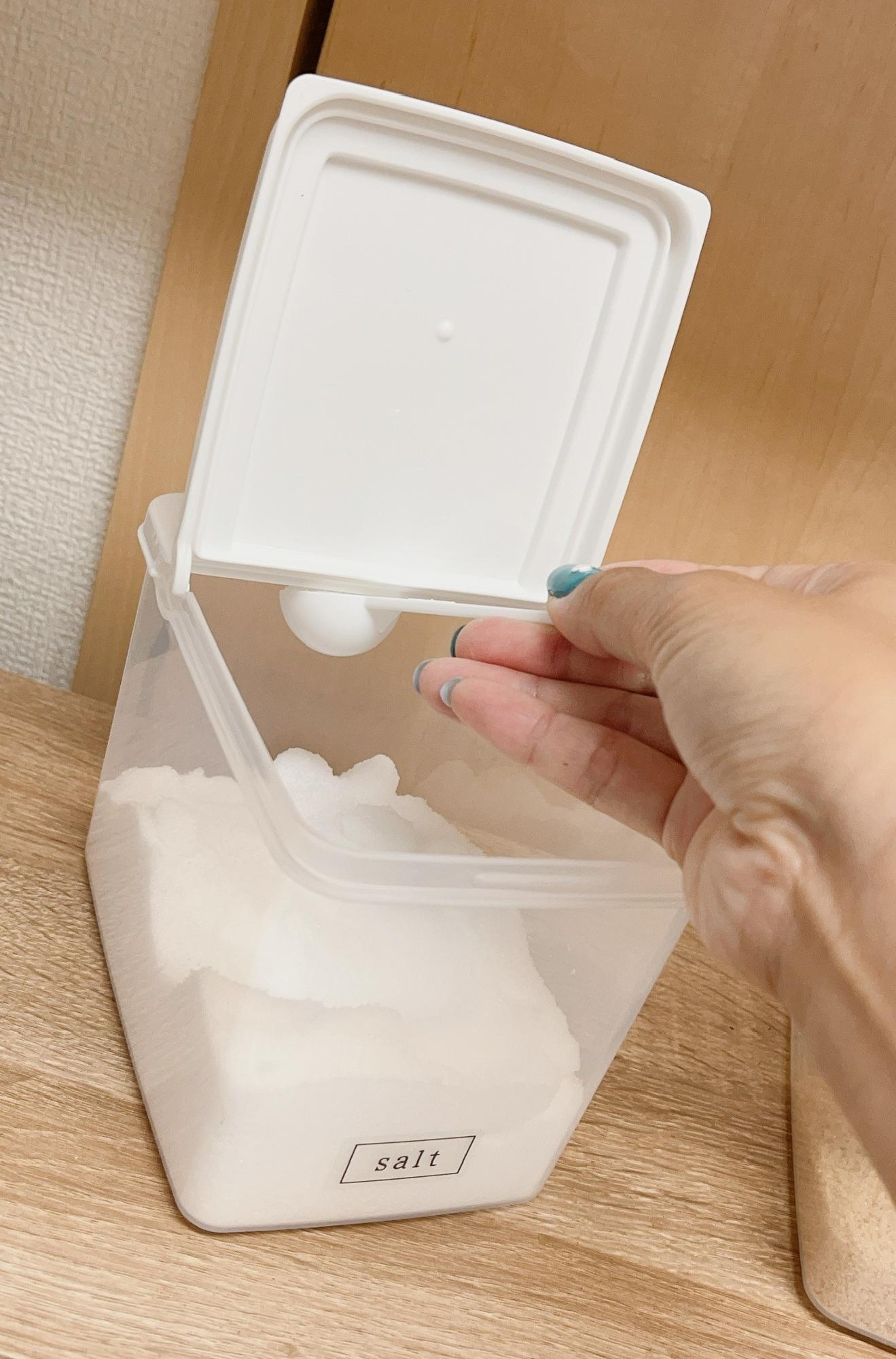 ロックポット スリムL 今回ご紹介させていただくのは \ @yucapoyo___rさんの投稿です素敵な投稿ありがとうございます☺️💕.・*・.・*・.・*・.・*・.・*・.・*・.・*・.・*・.ダイソー購入品 『ロックポット スリムL』 買ってきました保存容器！ずっと麦茶パックの