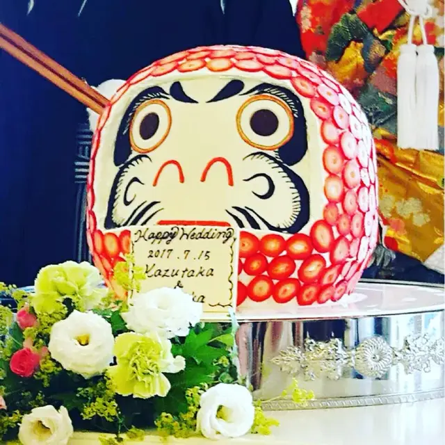 wedding cake 3段の フルーツ断面ケーキ から新郎さんが落ちてしまいそうな面白いケーキです🤭❤︎カラフルなフルーツで可愛らしく仕上がります🍓🥝partirplus patisserie weddingcakestagram cake weddingcake パルティールプラス ウエディング ウエディングケーキ