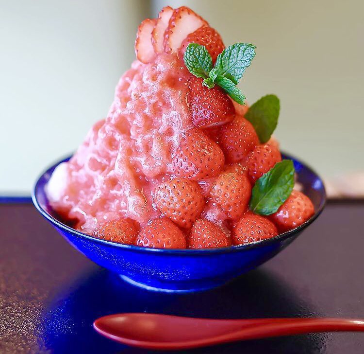 京都駅でいちご食べ放題🍓, 駅直結の@hotelgranviakyoto_official で,毎年大好評のストロベリースイーツバイキング開催中✨, 今年は、5種類の苺を好きなだけ食べ放題！,甘い苺からちょっと酸味のある苺まで食べ比べできるよ🍰, ほかにも苺を使ったホテルスイーツはもちろん、,軽食もホテルクオリティでめっちゃ美味しかった🦐, ぜひこの機会に行ってみてね♪,