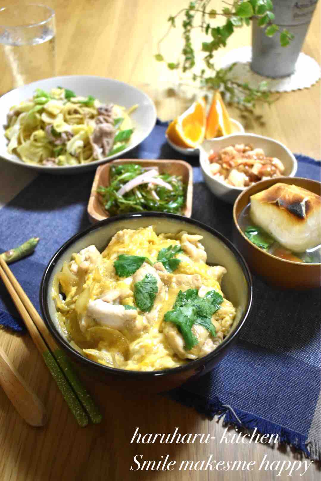 バラエティー豊かな副菜をチョイス！親子丼のおすすめ献立7選 – Onnela オンネラ 暮らしに『楽』を、家族にワクワクを