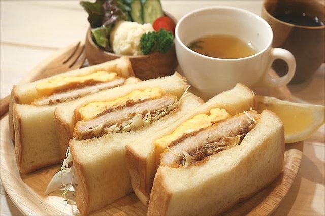 ソースカツ丼風おにぎり 冷凍食品を活用したカツ丼風おにぎり🍙食べ応えばっちりですね✨ 他の投稿もチェック✓→ @oben365美味しそう！と思ったら「❤️」をコメントしてね👏 今回は @onikoro_chan さんの投稿をご紹介します✨ ーーーーーー おにころです🍙毎日使える